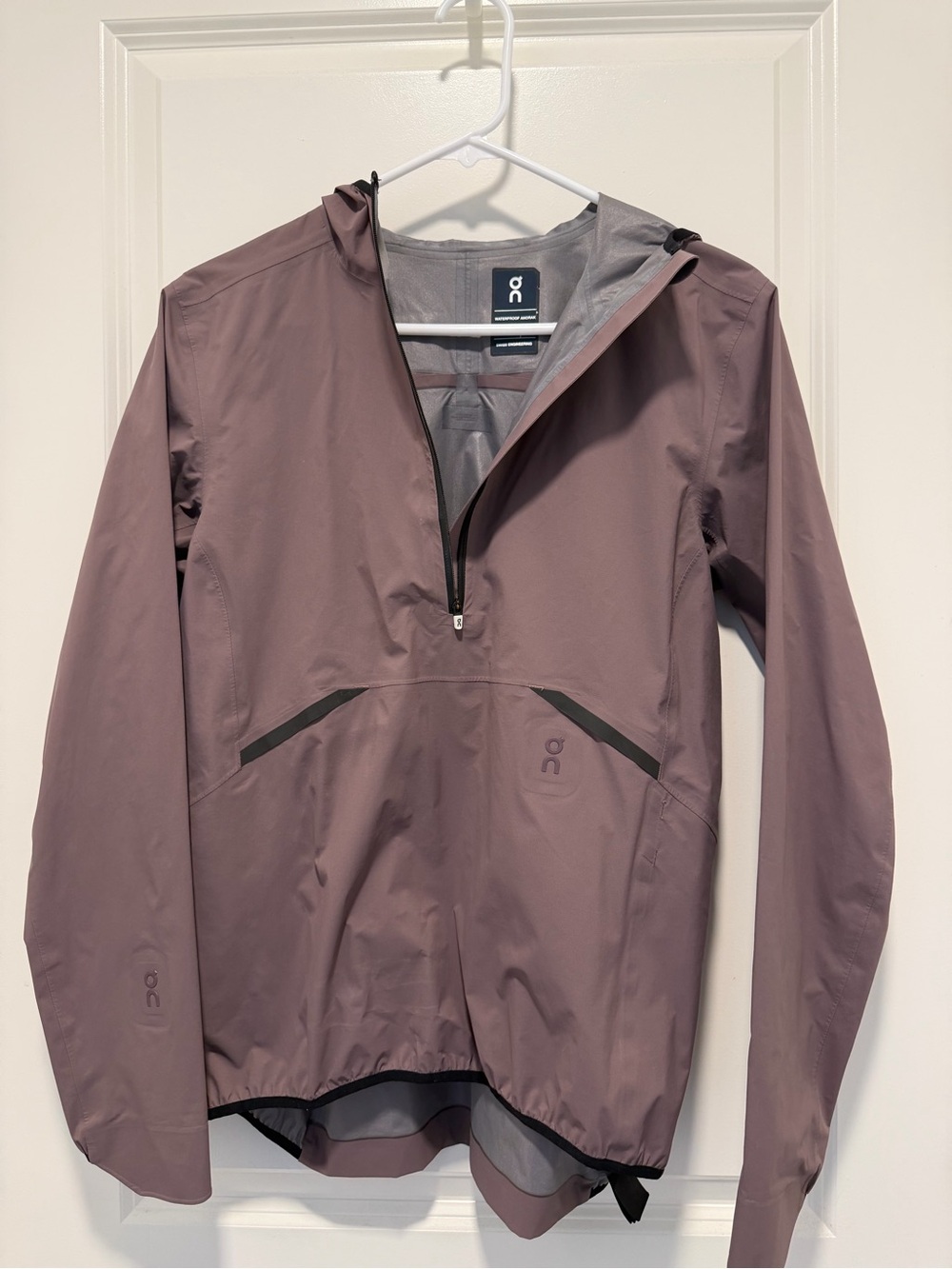 On Running Women’s Mauve Hooded Lightweight Windbreaker Pullover